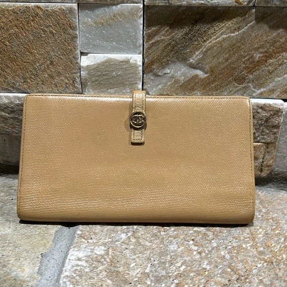 Chanel Long Wallet in a dark vanilla color - Picture 1 of 13